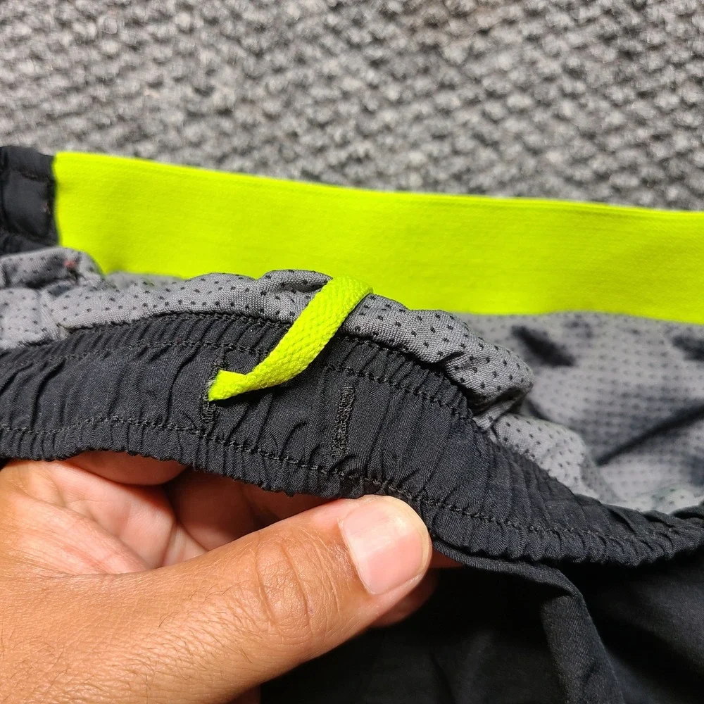 Under Armour HeatGear Mens Medium Black Neon Green Running Training Shorts